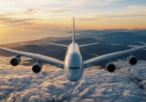 حادثه نادر در آسمان؛ شیشه کابین خلبان حین پرواز ترک خورد