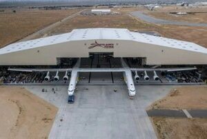 هواپیمای غول‌پیکر که با بشقاب‌پرنده اشتباه گرفته شد / «رُخ» را ببینید /  عکس