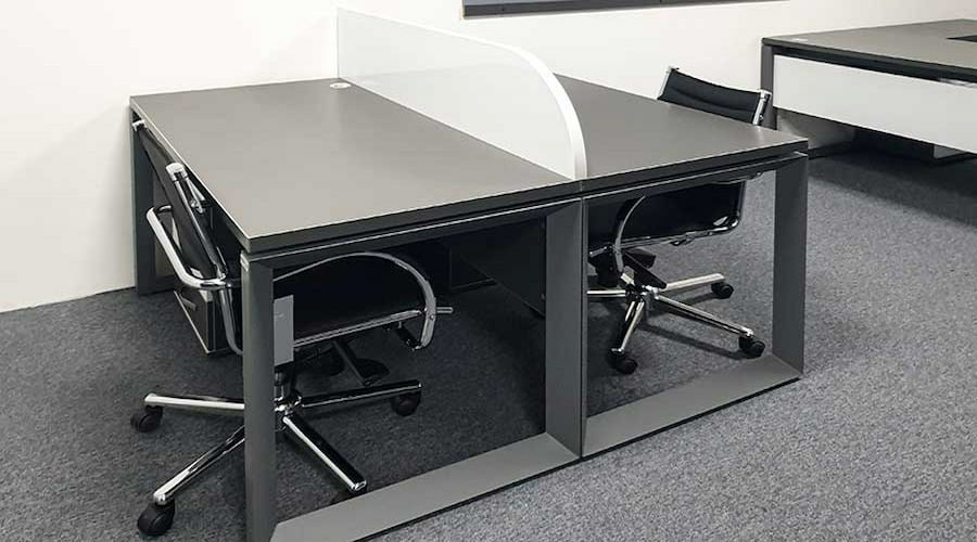 ۵ نکته مهم انتخاب میز اداری دو نفره با پایه فلزی برای دفاتر مدرن