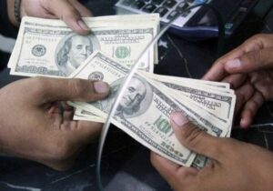 سبقت عرضه از تقاضا در بازار؛ چرا ارز آزاد و رسمی دو قطب مخالف آهن ربا شده اند؟