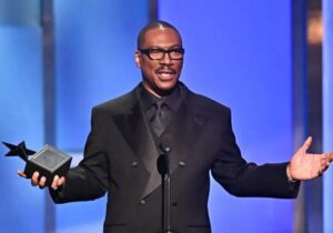 ادی مورفی با جایزه یک عمر دستاورد هنری تجلیل شد؛ این مرد بامزه است!