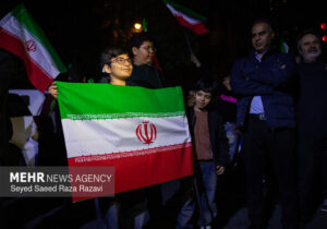 تجمع حماسی مردم همراه با یادواره شهدای جنگ رمضان در اردستان