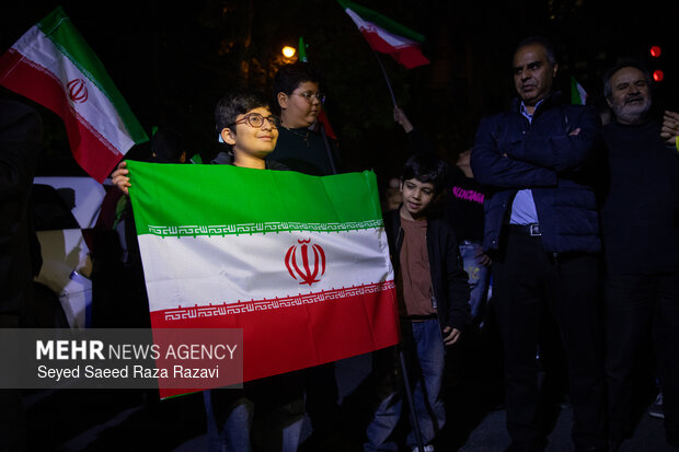 تجمع حماسی مردم همراه با یادواره شهدای جنگ رمضان در اردستان