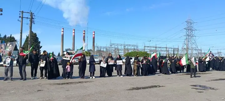 تشکیل زنجیره انسانی در نیروگاه برق نکا