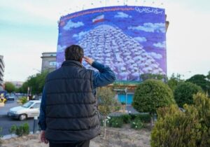 دیوارنگاره میدان راه‌آهن «به یادِ دریادلان دنا» تغییر کرد