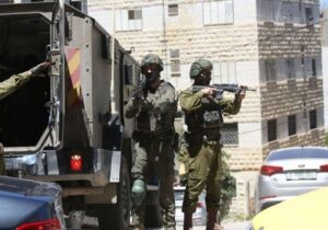 زخمی شدن دو فلسطینی و اسیر شدن یک نفر در جنوب کرانه باختری