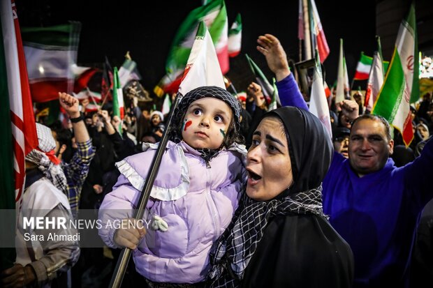 زنان در خط مقدم غیرت ملی؛ از آشپزخانه‌های جهادی تا خیابان‌های شبانه