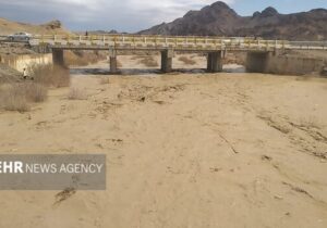 سیلاب چند مسیر ارتباطی در مهران و دهلران را مسدود کرد