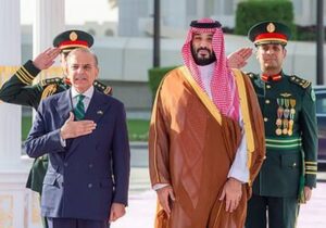 ورود نخست وزیر پاکستان به عربستان برای مذاکره با محمد بن سلمان