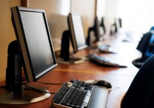 پاسخ به مطالبات دانشجویان دانشگاه تهران درباره اینترنت و حذف درس