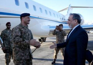 چرا عاصم منیر با لباس نظامی به ایران آمد؟