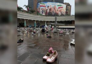 چیدمانی نمادین برای گل‌های پرپرشده میناب؛ جای یک کفش خالی‌ست!