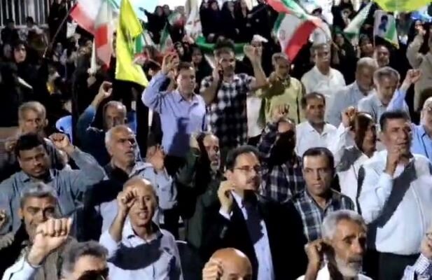 اجتماع شبانه مردم بندر دیر در دفاع از انقلاب و رهبری