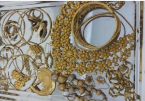 اهدای ۲۸۰ گرم طلا توسط بانوان پویش اهدای طلا در میناب