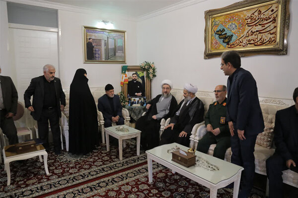 تجلیل از خانواده شهید مالک رحمتی در دومین سالروز شهدای پرواز اردیبهشت