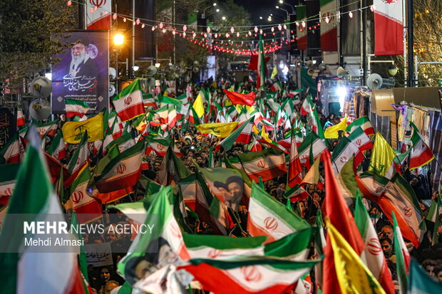 تداوم تجمع شبانه زنجانی‌ها در حمایت از وطن