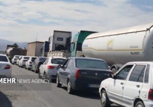 ترافیک سنگین در گردنه آهوان سمنان؛ حرکت خودروها به کندی است