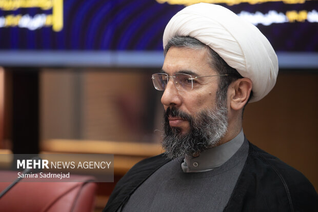 حجت‌الاسلام رستمی: رانتی خواندن ملت شریف ایران، دور از مردم‌سالاری است