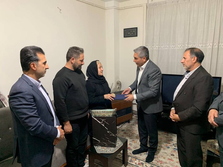 دیدار نماینده ویژه رئیس مجلس با خانواده شهدای جنگ رمضان در کردستان
