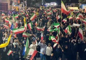 طنین سرود ملی در میدان امام خمینی(ره) همدان