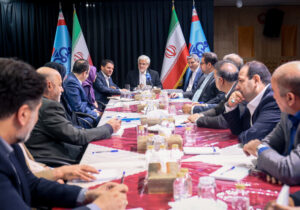 عارف: بزودی جشن پیروزی را برگزار می‌کنیم؛ تنگه هرمز ملک طلق ایران است