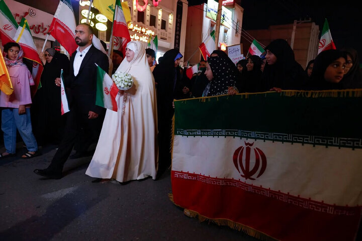 لباس سفید، پرچم ایران و یک «بله» ساده؛ چهره تازه ازدواج جوانان