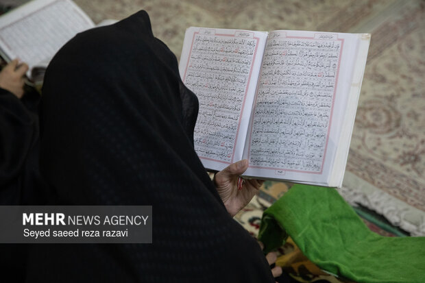 لحظاتی از تلاوت قرآن کریم در مراسم یادبود شهدای خانواده رهبری