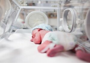 نجات یک نوزاد در قشم با وضعیت علائم حیاتی صفر در بدو تولد