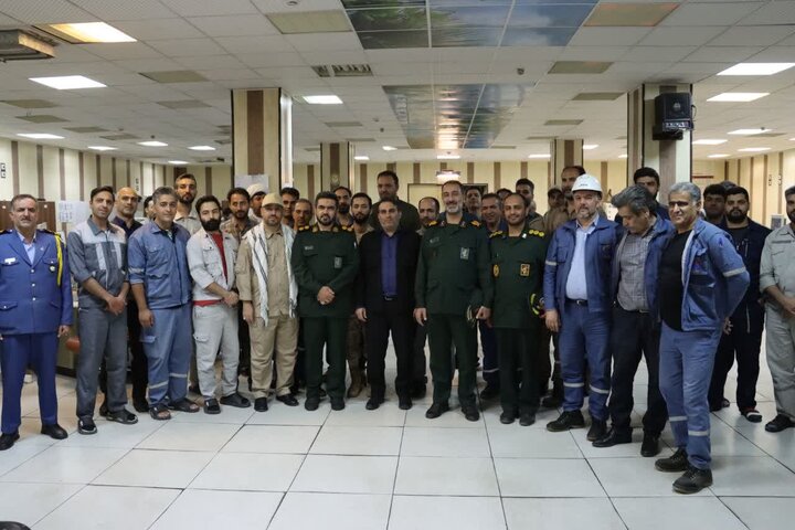 نیروهای پتروشیمی و پالایشگاه شازند، افسران خطمقدم جنگ اقتصادی هستند نیروهای پتروشیمی و پالایشگاه شازند، افسران خطمقدم جنگ اقتصادی هستند
