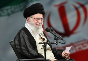 اهدای پرچم گنبد حرم مطهر حسینی، برای تکریم و بدرقه پیکر رهبر انقلاب+ عکس
