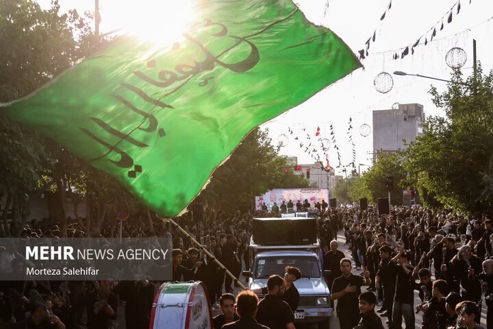 بام ایران سیاهپوش محرم شد؛ روایت «بعثت» و «فتح» در محافل حسینی بام ایران سیاهپوش محرم شد؛ روایت «بعثت» و «فتح» در محافل حسینی