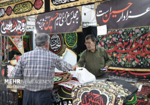 برگزاری آئین سیاه پوشان شهر تهران؛ عطر سیب در میدان امام‌ حسین برپا شد