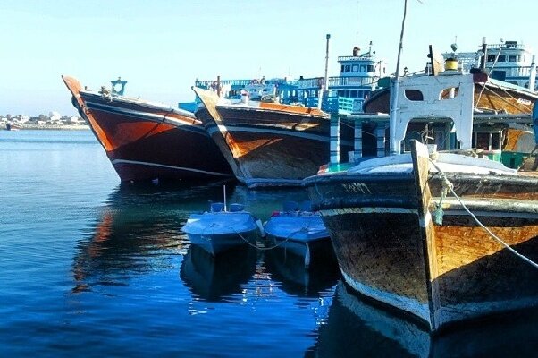 توقیف ۶۱ شناور متخلف با ۱۴ هزار لیتر سوخت قاچاق در آب‌های بندرلنگه