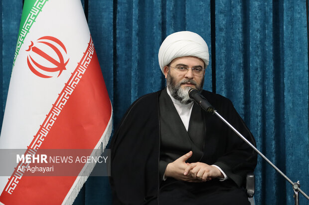 حجتالاسلام قمی: سخنان آقای عراقچی مجابکننده نبود