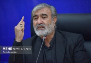 عزیزی: رئیس جمهور آمریکا راهی جز لفاظی ندارد