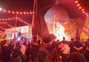 پرچم متبرک حرم امام حسین(ع) در اردستان به اهتزاز درآمد