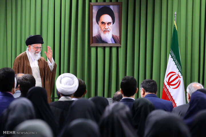 رهبر شهید انقلاب اسلامی، حکمرانان را خادمان ملت میدانستند