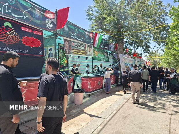 مواکب بلوار رضوی بجنورد در حال خدمت‌رسانی به زائران رهبر شهید