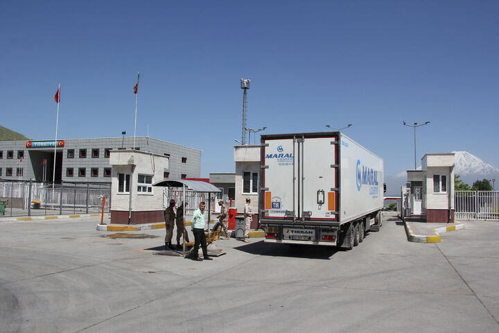 عضو اتاق بازرگانی: مقابله با قاچاق انسان و مواد مخدر علت صفهای طولانی در مرز بازرگان است