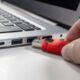 علامت D کنار پورت USB به چه معنایی است؟