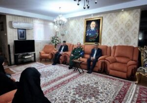 دیدار معاون اجرایی رئیس‌جمهور با خانواده وزیر دفاع شهید